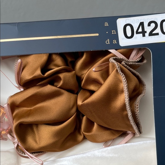 A New Day 3 Piece Set: Claw Clip, Scrunchie & Headband in Cream/White - Picture 3 of 6